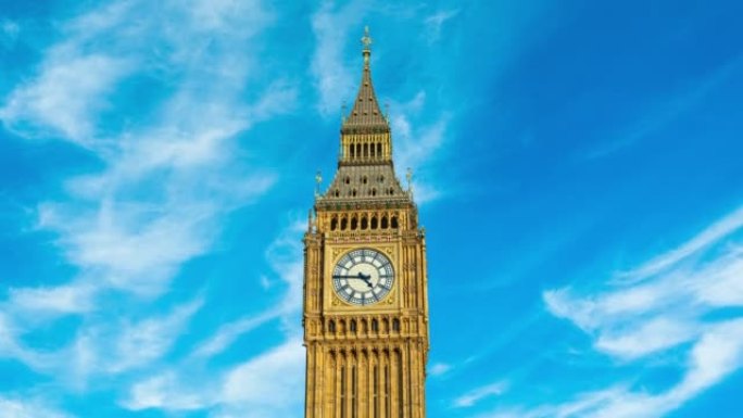 英国伦敦蓝天背景下的大本钟的特写镜头，