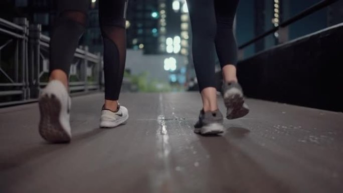 两个美女的特写腿有一个共同的跑步目标