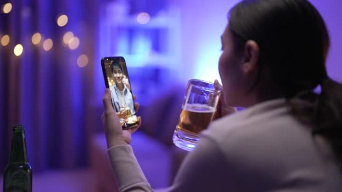 亚洲女性在新的正常概念中与朋友和聚会进行视频通话