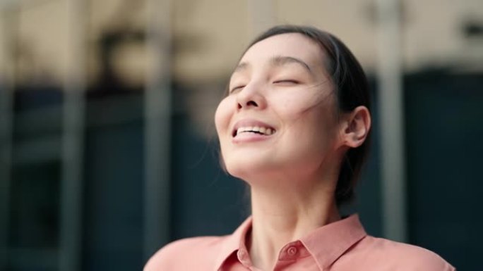 穿着便装的亚洲女人脱下口罩