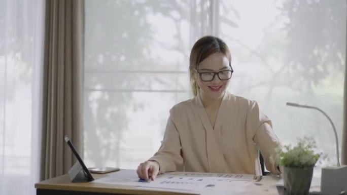 在办公室使用数字平板电脑和文档图的女商人