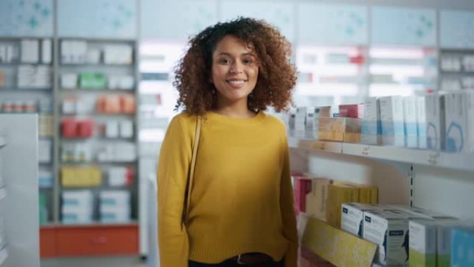 药房药店: 一个美丽的黑人年轻女子的肖像，惊人的正宗头发和微笑浏览买药，看着相机。美容化妆品和保健品