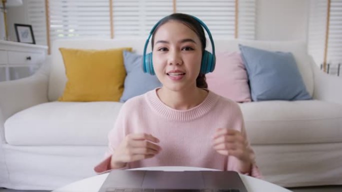 亚洲青少年女学生在家在线虚拟远程学习谈话