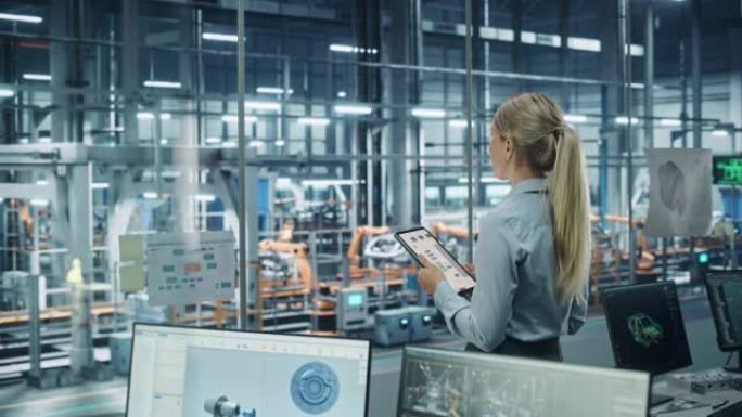 汽车厂办公室理念: 汽车女总工程师利用平板电脑开发、设计和优化效率自动化机器人手臂装配线制造电动汽车
