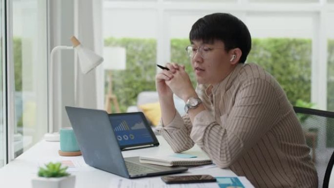 亚洲男子商务会议视频通话在线远程工作在家学习