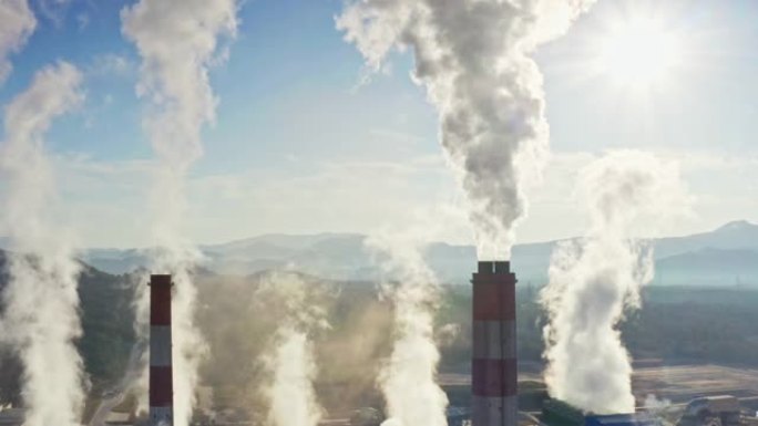 工厂烟囱冒出的烟发电厂能源生产排放