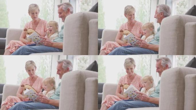 爷爷奶奶和孙女坐在沙发上在家一起看书