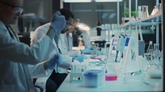 女性研究科学家在现代实验室中使用微量移液管在样品试管中混合液体。科学家们正在技术，显微镜和平板电脑的