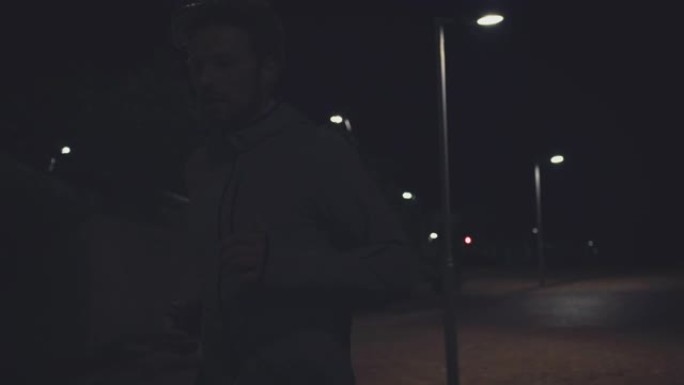男子在城市慢跑夜跑外国慢跑运动健身奋斗城