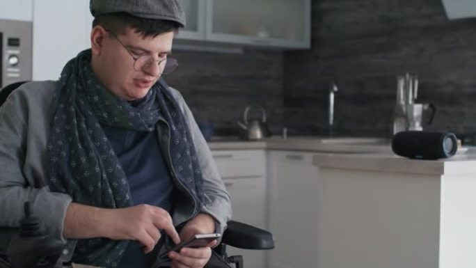 坐在轮椅上的人使用智能手机