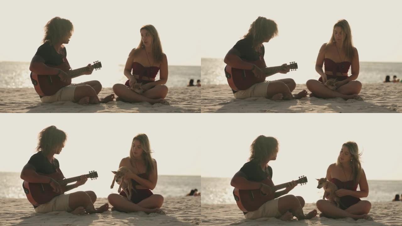 日落时两人在沙滩上表演