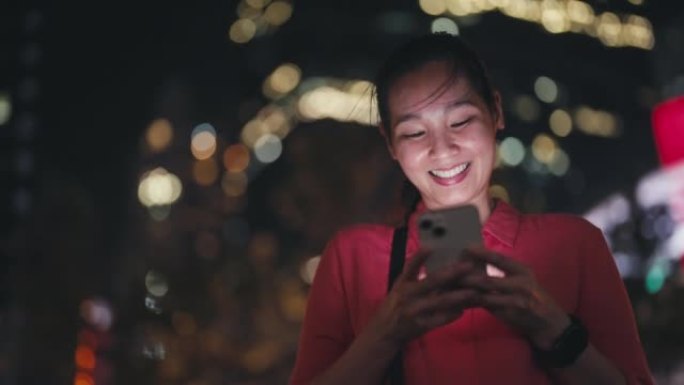 下班后晚上在城市使用电话的女商人