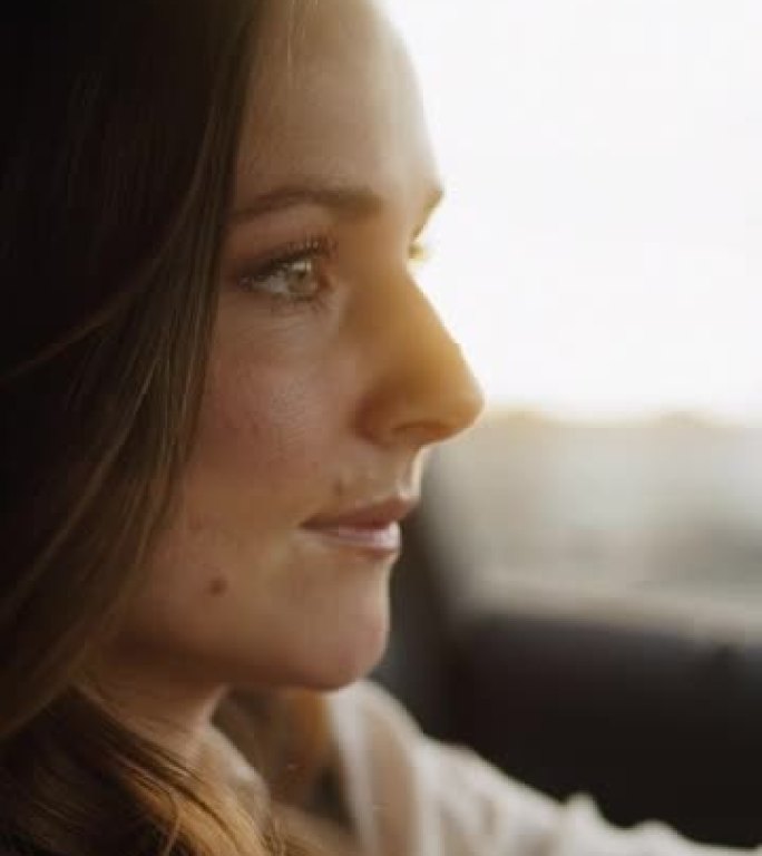 女人在日落时开车宣传片实拍视频素材