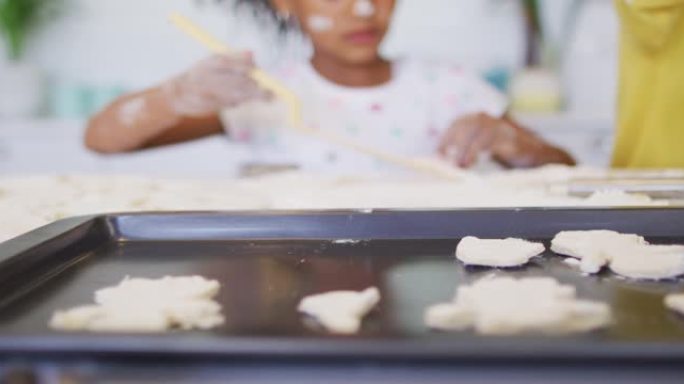 快乐肮脏的非洲裔美国女孩在厨房做饼干