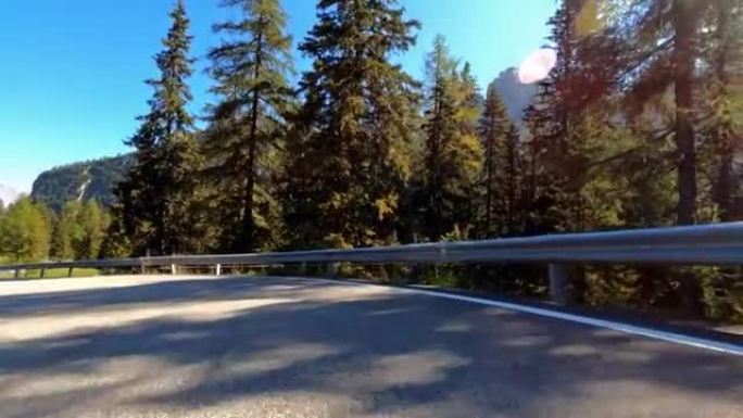 汽车在山口上空空旷的风景蜿蜒道路上行驶