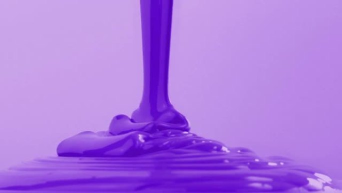 紫色油漆倒出用于艺术或DIY