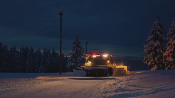 夜班驾驶雪猫雪山大学冬天