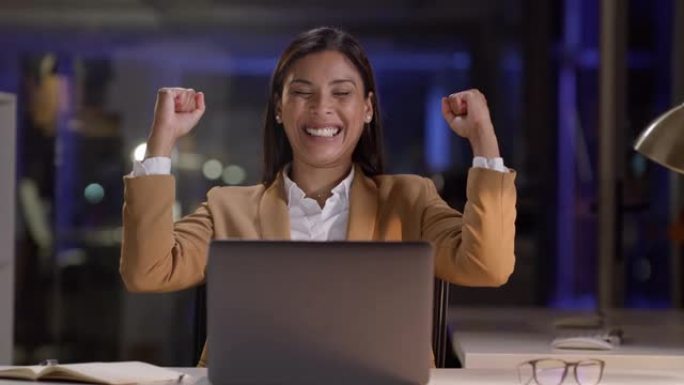 成功，获胜和女人在笔记本电脑上获利，股票市场销售或夜间办公室交易。优胜者，是或快乐的人在计算机庆祝，