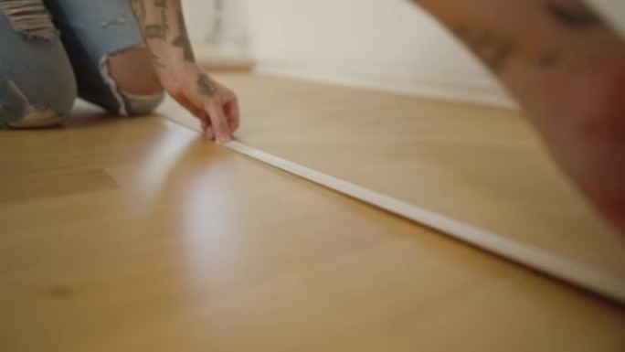 油漆前用纸和胶带覆盖地板