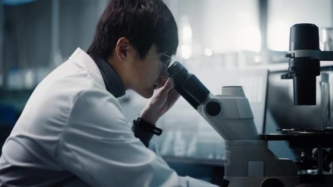 医学发展实验室: 东亚科学家的肖像在显微镜下观察，分析培养皿样品。大制药实验室做医药，生物技术，微生