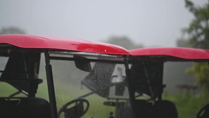 马六甲雨天球场上的高尔夫球车