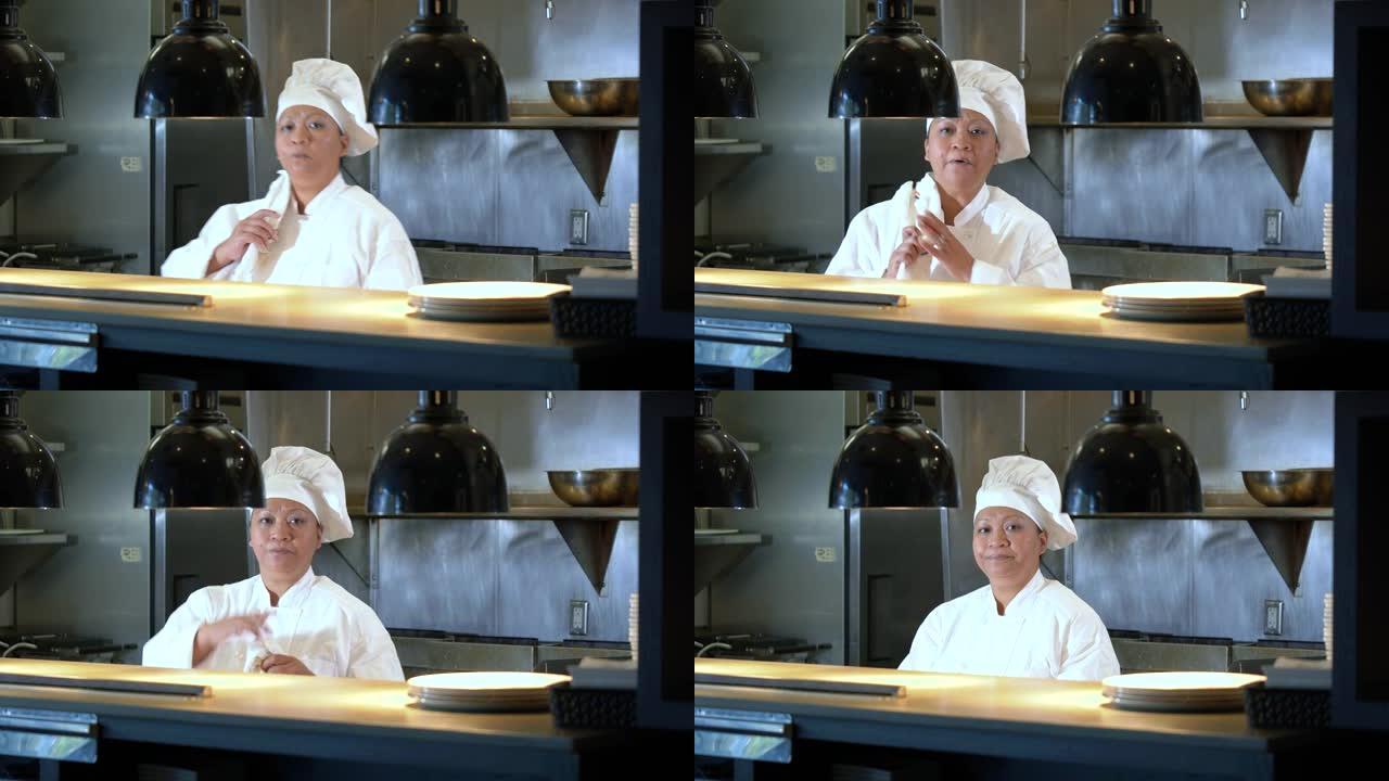 商业厨房的女厨师在柜台后面聊天