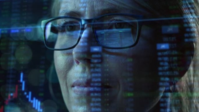 在计算机上工作的女性数字企业家的肖像，一行代码投射在他的脸上并反射在眼镜上。开发人员使用AI和大数据
