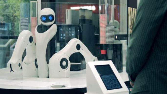 创新，现代技术理念。一位客户在咖啡馆里被机器人招待