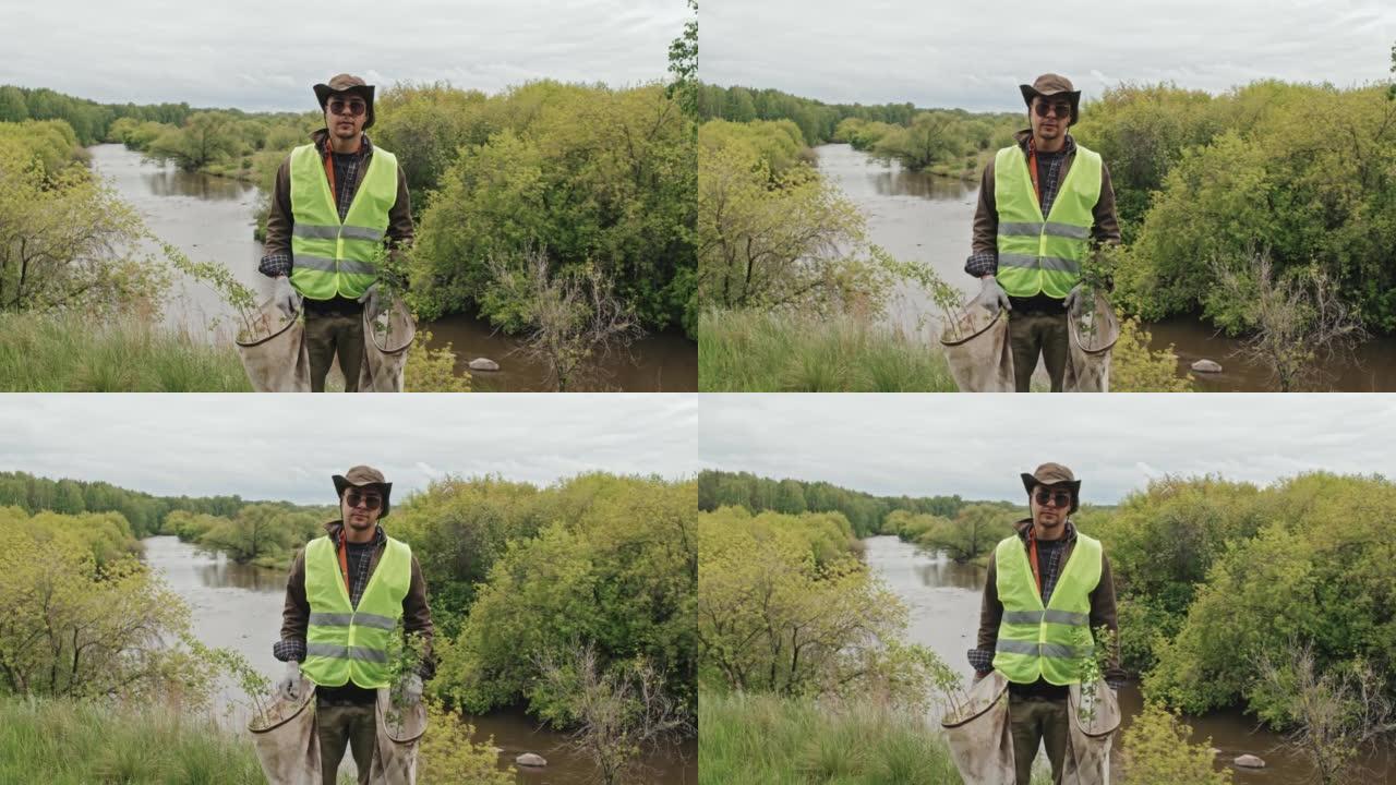 森林河边的园丁环境治理河道垃圾清理养护员