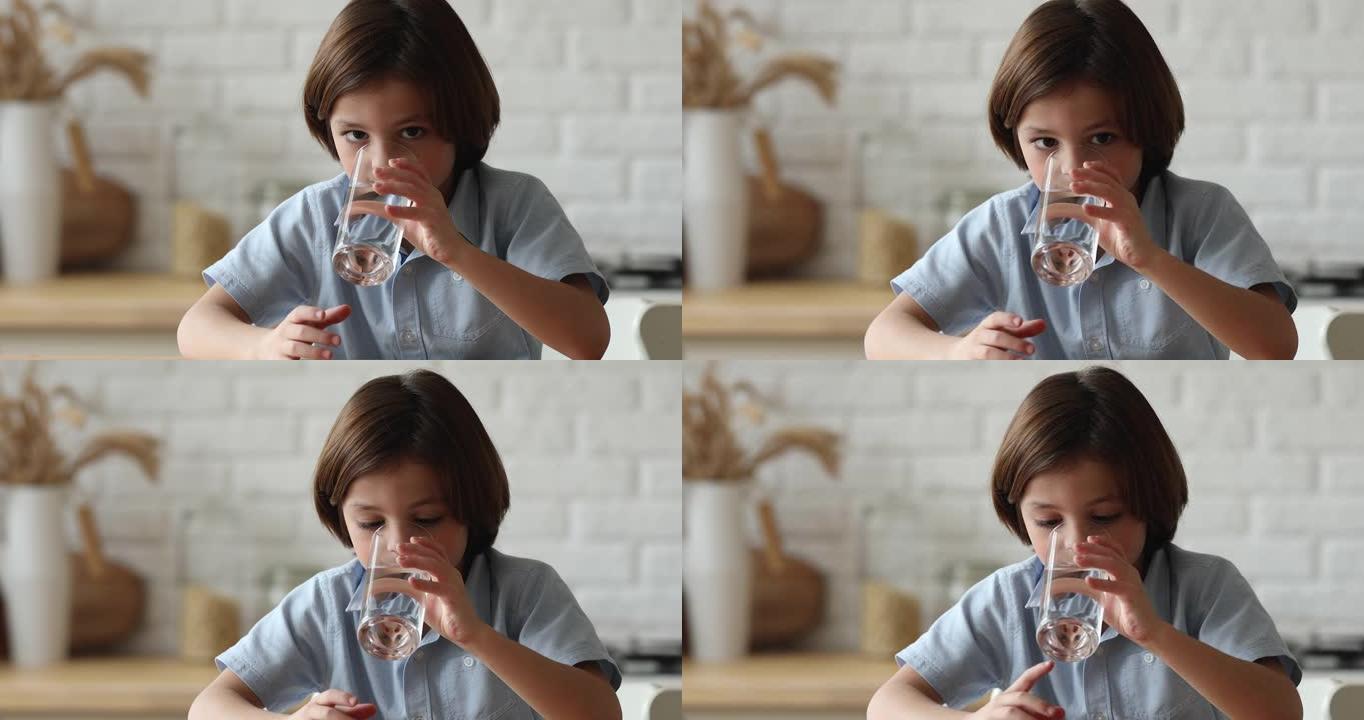 快乐的小男孩喝一杯水。