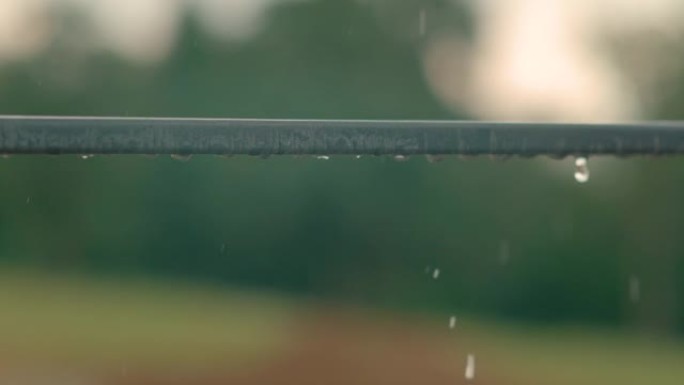 宏观: 详细的雨滴落在不锈钢阳台围栏上的镜头