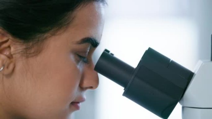 实验室，研究和科学发展用显微镜分析测试样品。在医学实验室使用生物技术设备获取药物数据的女科学家。