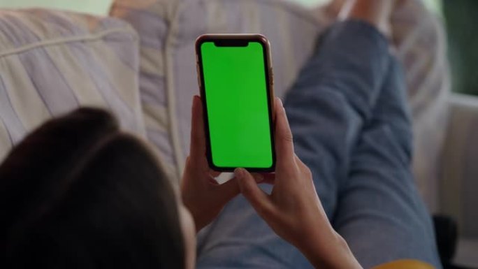 DS年轻女子在带有色度键绿屏的智能手机上进行视频通话