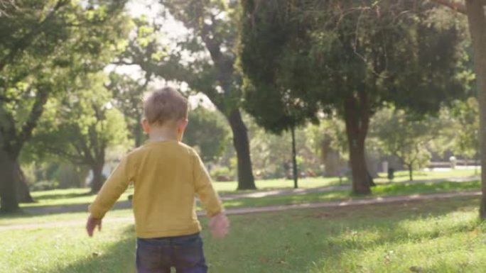 快乐的小男孩在公园或森林户外玩耍、跑步和探索。快乐的孩子在探索时玩得开心和自由。在户外的绿野或树林中