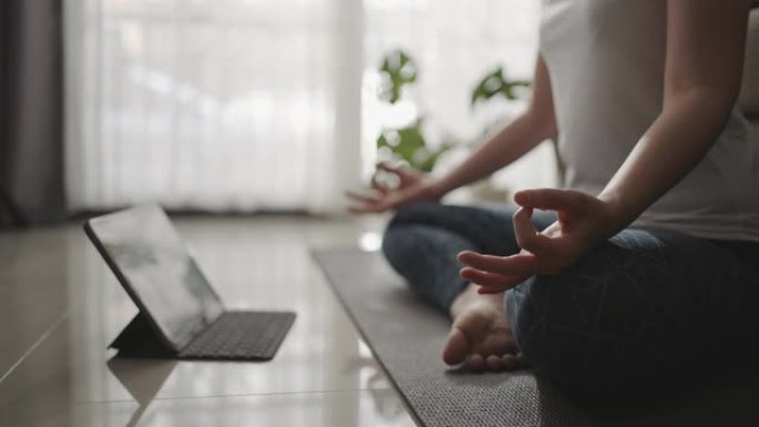 亚洲运动女子在家做在线瑜伽课
