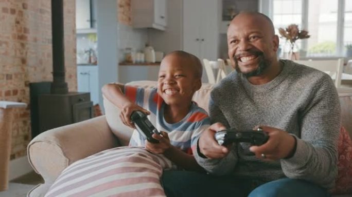 一个英俊的成熟男人和他的儿子在客厅玩电子游戏的4k视频片段
