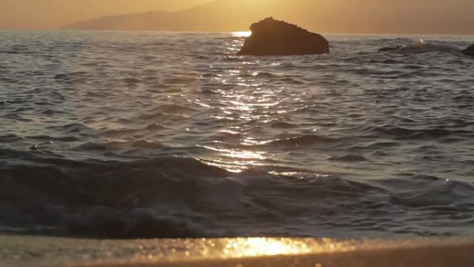 日落时海滩上的海浪
