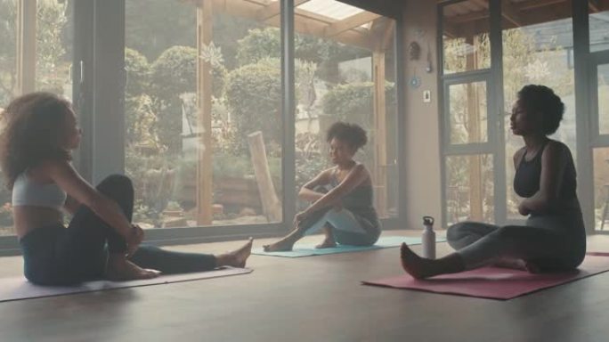 一群年轻女性在瑜伽课上聊天的4k视频片段