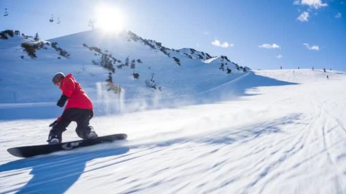 滑雪者在雪地上享受美丽的晴天
