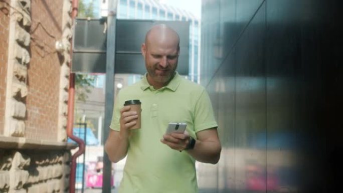 无忧无虑的年轻人使用智能手机在户外散步，喝外卖咖啡