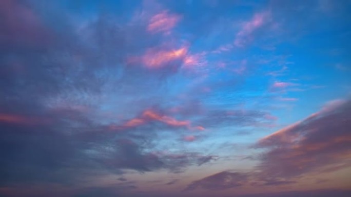 日出期间，不同层的延时单云形成阴云，从左到右移动