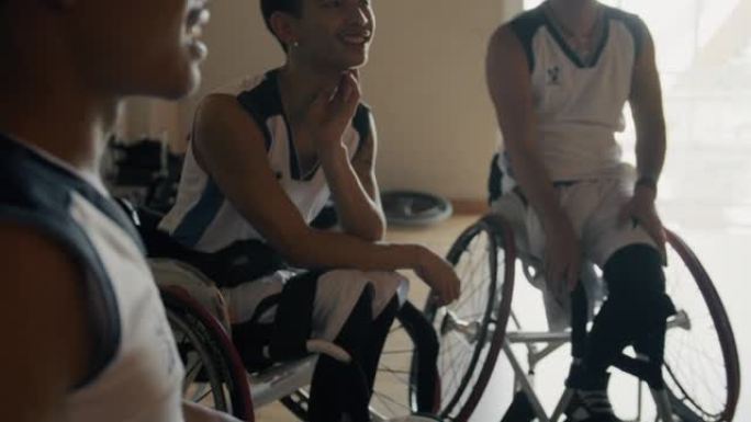 残疾篮球运动员与队友交谈。