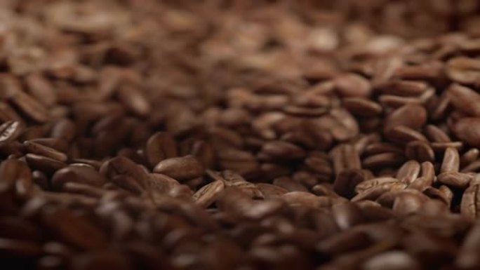 烘焙咖啡豆在4K的研磨机中旋转