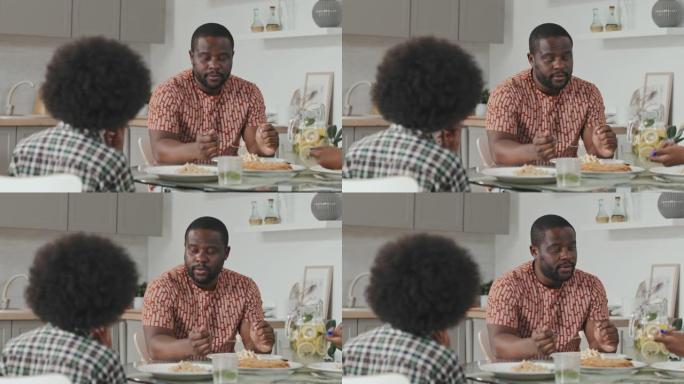 非裔美国男子在家与家人共进晚餐