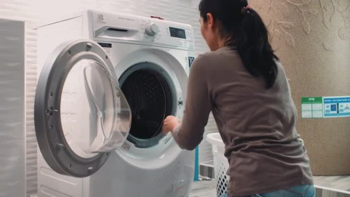 女人在家洗衣服女人在家洗衣服洗衣机智慧智