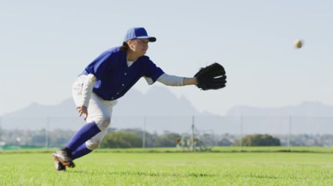 高加索女棒球选手，外野手在棒球场接球和丢球