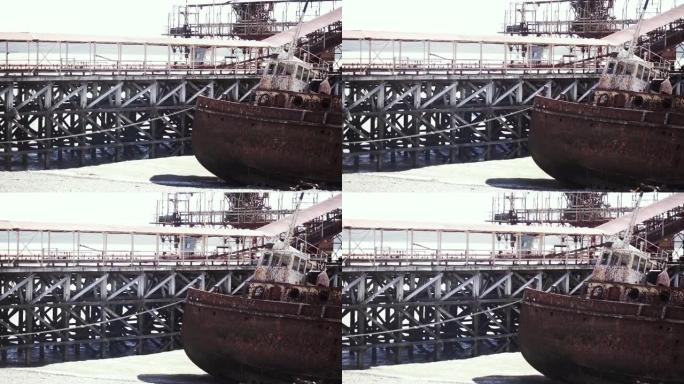 阿根廷圣克鲁斯省巴塔哥尼亚里约加列戈斯港废弃的轮船和生锈的码头。