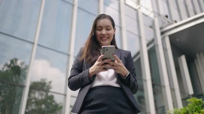 亚洲女商人在智能手机上发短信
