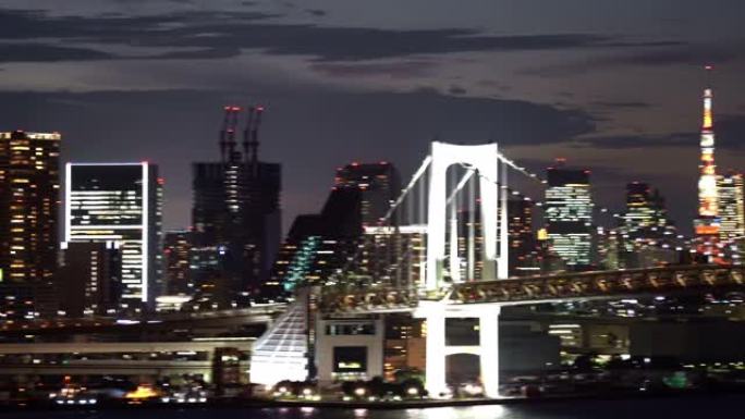 在日落时与日本东京塔一起拍摄空中东京彩虹桥