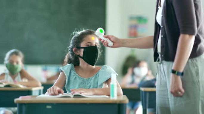 女教育家检查学生温度